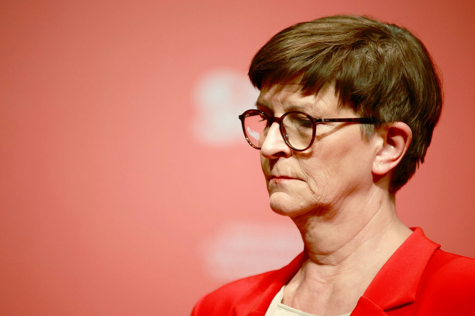 Saskia Esken, SPD-Bundesvorsitzende,  hört zu bei der Dialogkonferenz zum SPD-Mitgliedervotum.