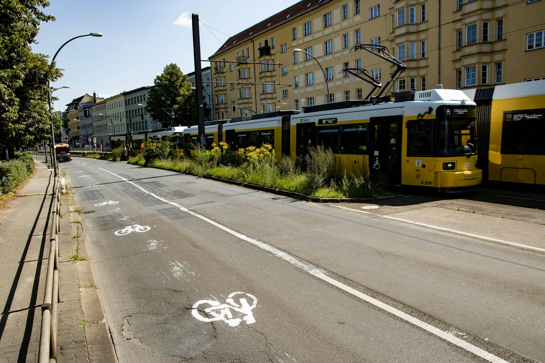 Auf der Berliner Allee in Pankow hatten Klimaaktivisten 2024 Pop-up-Radewege markiert.