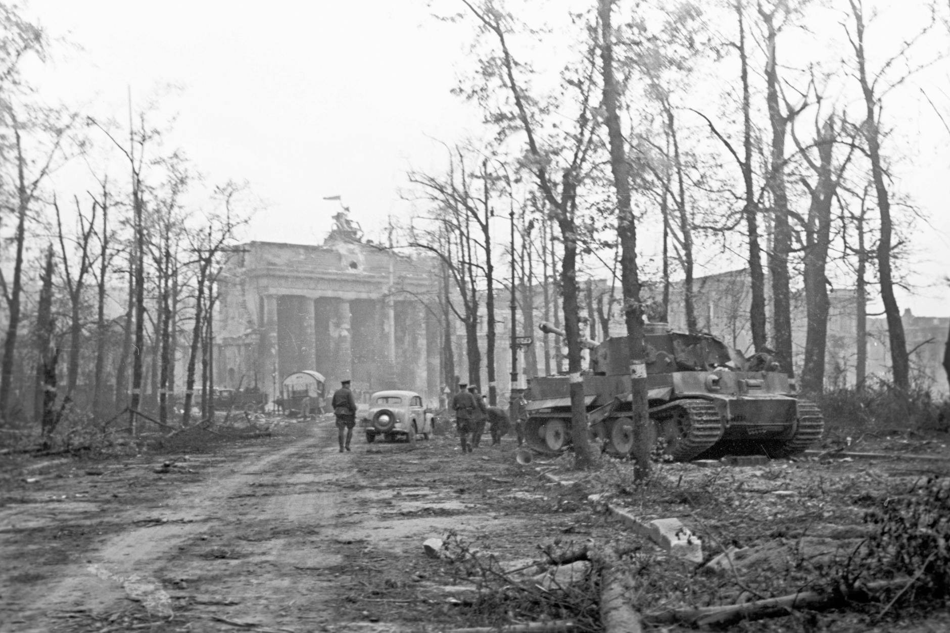 Berlin Anfang Mai 1945, kurz nach Ende der Kampfhandlungen