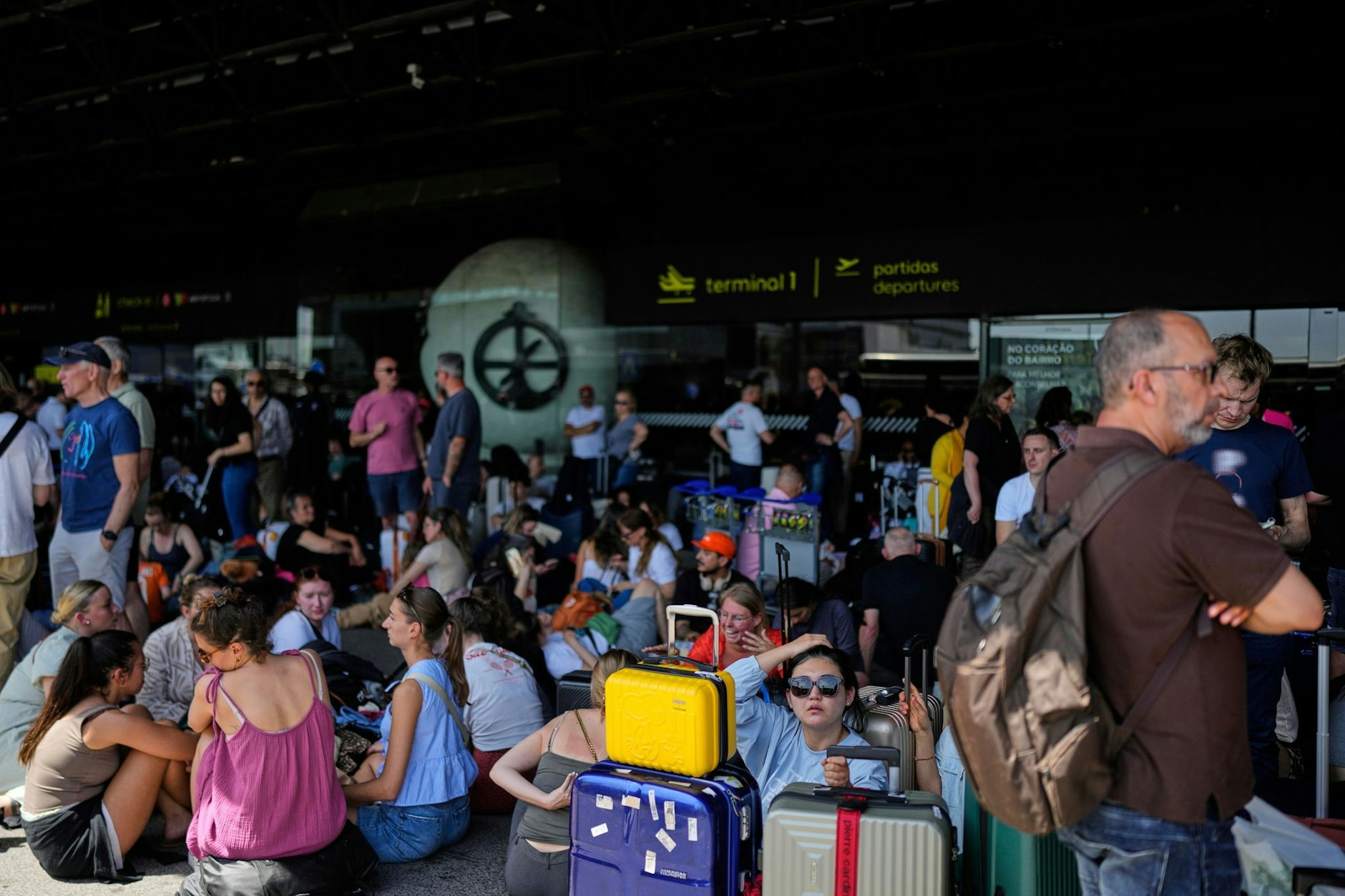 Passagiere warten vor dem Flughafen in Lissabon.