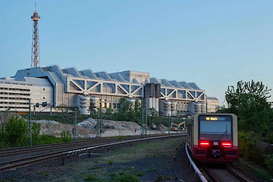 Nach dem Abriss der Ringbahn- und der Westendbrücke fährt die S-Bahn wieder auf der Ringbahn.