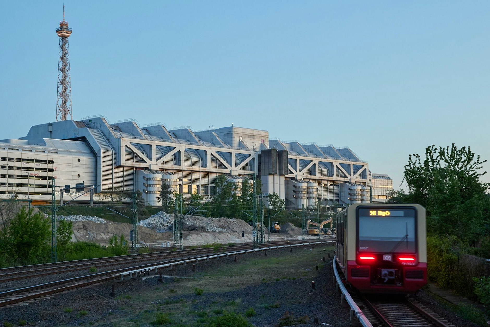 Nach dem Abriss der Ringbahn- und der Westendbrücke fährt die S-Bahn wieder auf der Ringbahn.