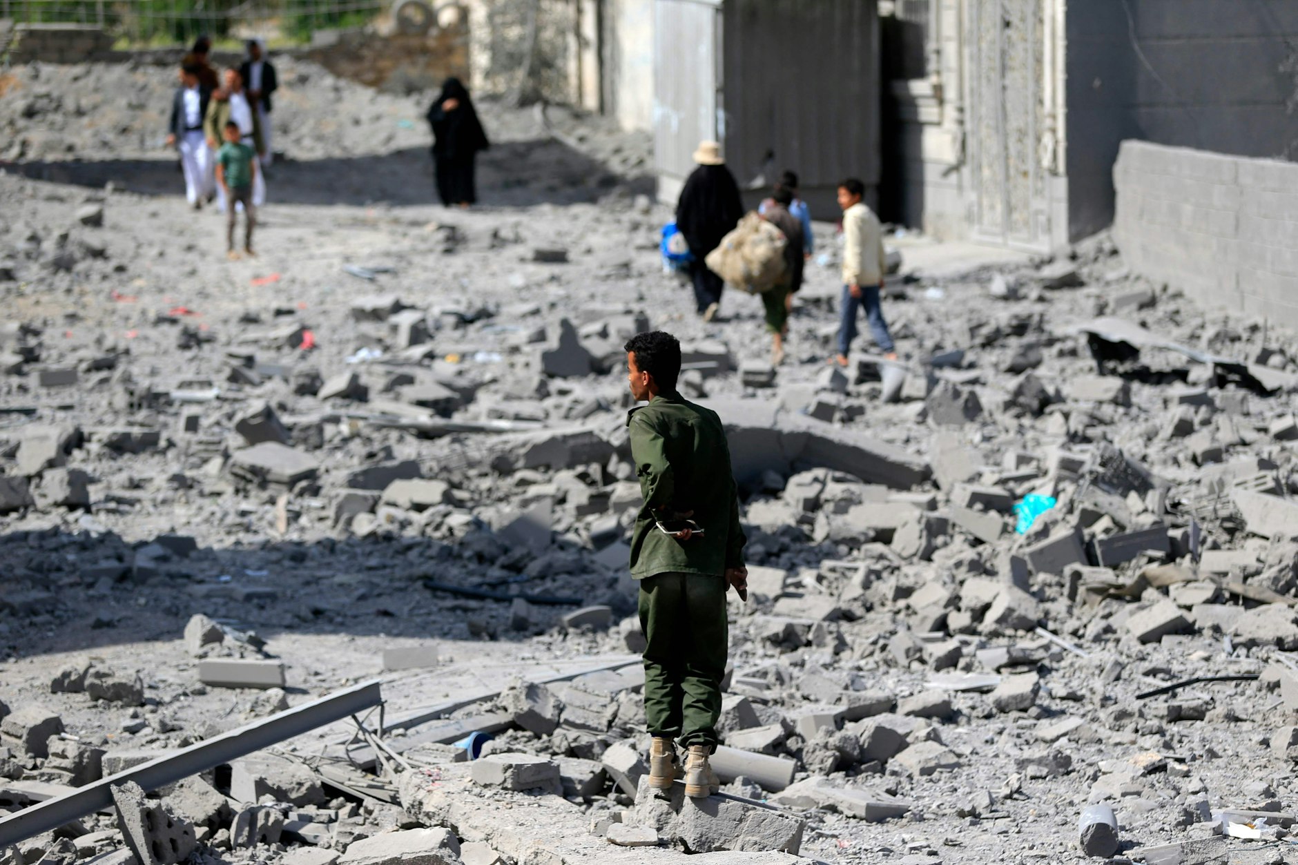 Menschen auf Trümmern nach US-Luftangriffen auf Jemens Hauptstadt Sanaa