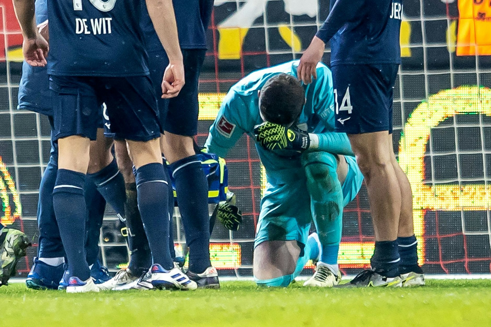 Bochums Torwart Patrick Drewes war am 14. Spieltag von einem Feuerzeug aus dem Union-Block am Kopf getroffen worden.
