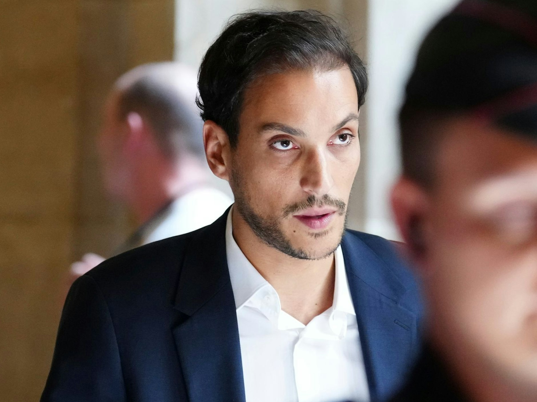 Der Angeklagte Gary Madar (35). Er ist der Bruder des langjährigen Chauffeurs von Kim Kardashian in Paris und soll die Bande mit Informationen über den Star versorgt haben.