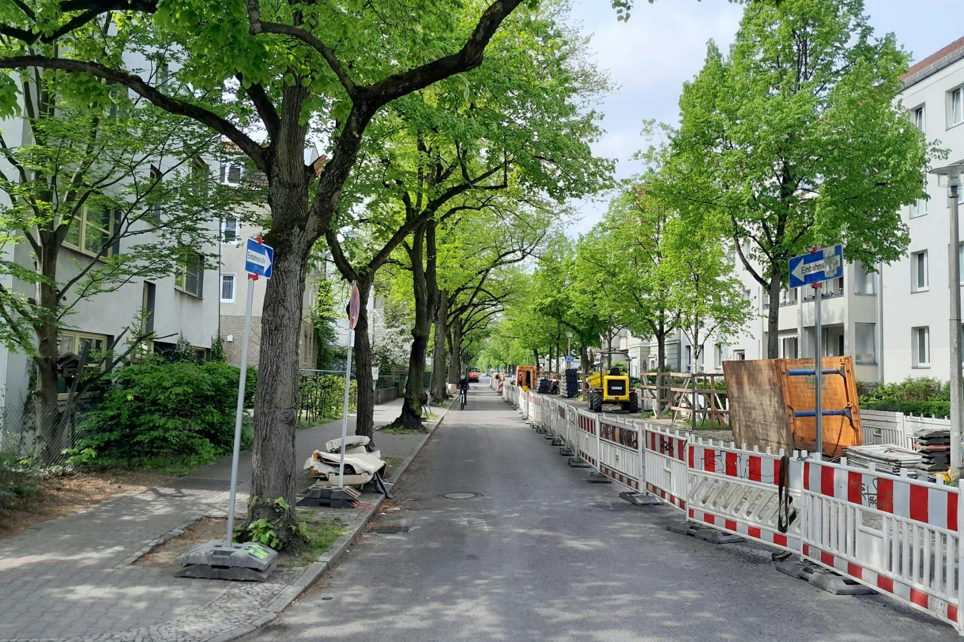 Die Radickestraße in Köpenick ist derzeit nur in eine Richtung befahrbar. Anwohner brauchen dank der Sperrung starke Nerven.