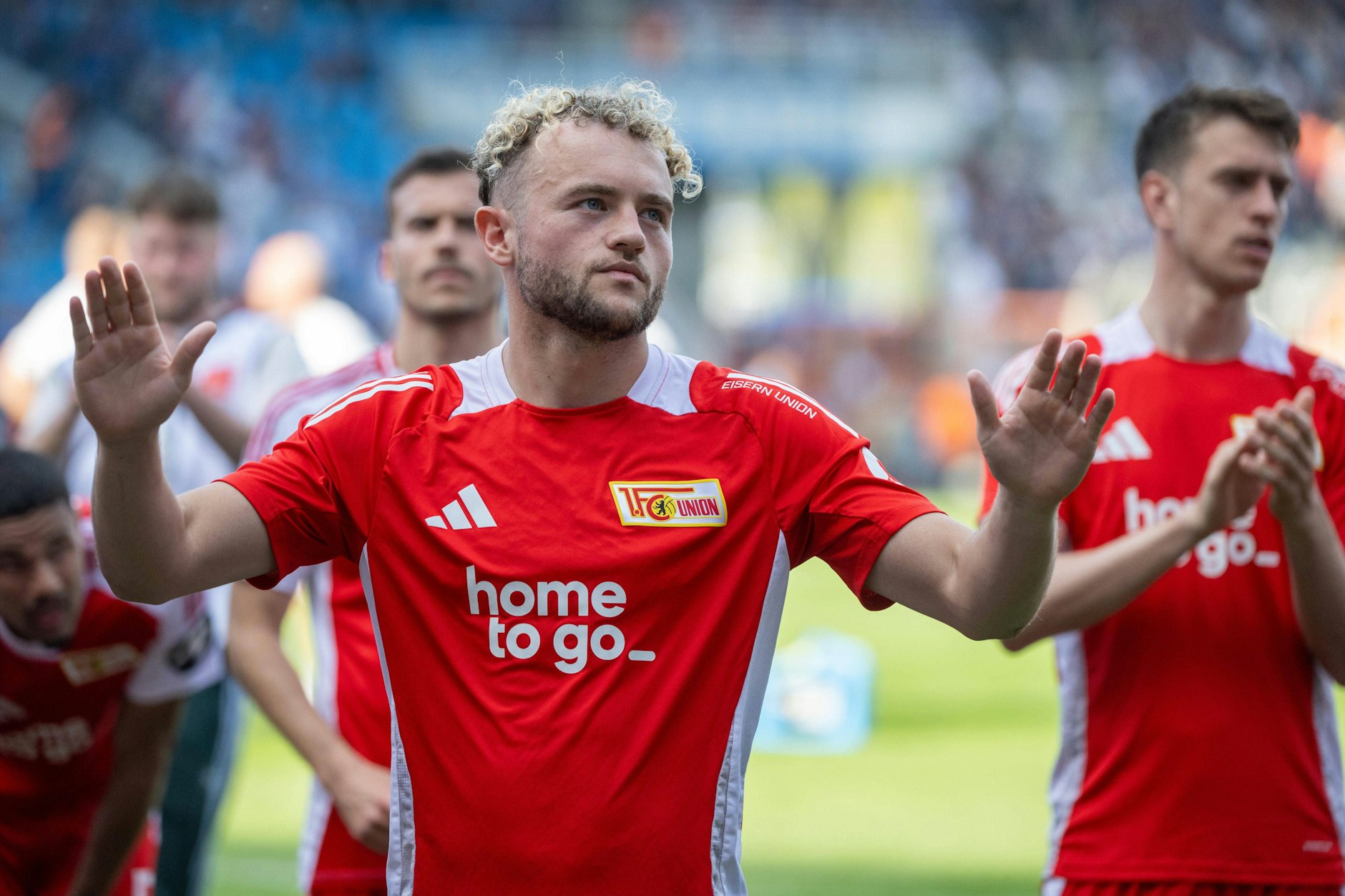 Hoch die Hände, ist der Weg in Berlin bald zu Ende? Union-Stürmer Benedict Hollerbach steht vor einer unklaren Zukunft.