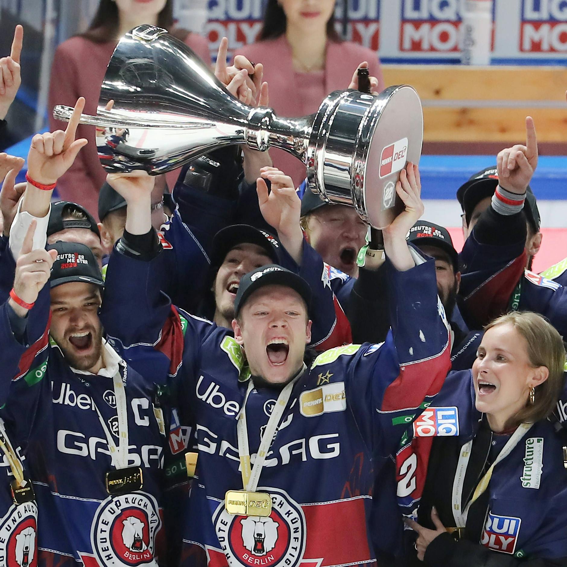 Autsch! Die Meister-Eisbären haben ein erstes Feier-Opfer