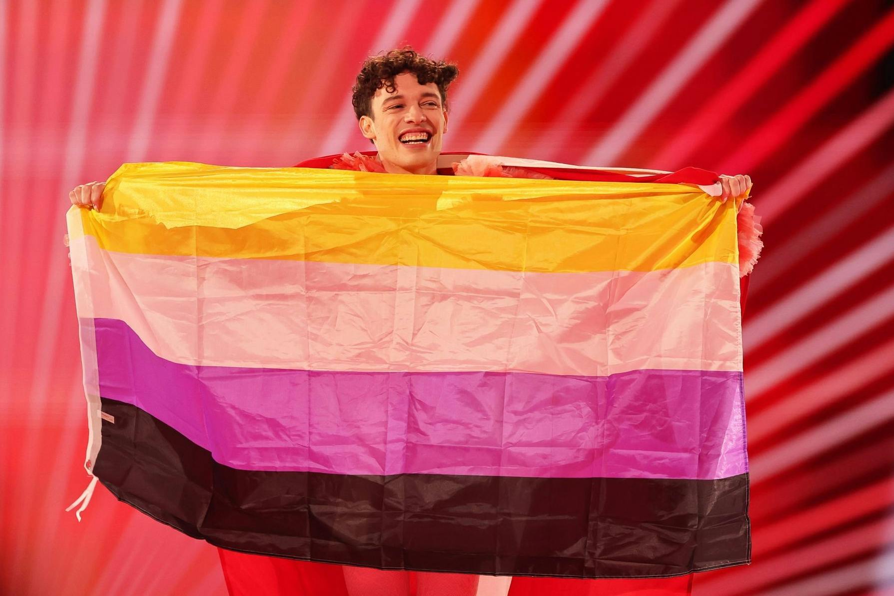Nemo mit der nichtbinären Flagge beim Eurovision Song Contest 2024 in Malmö