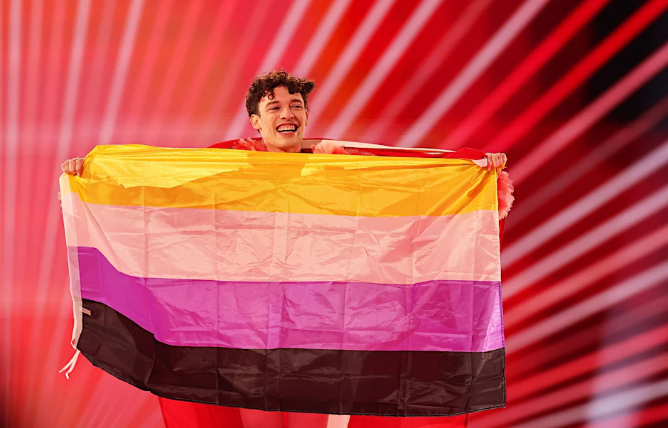 Nemo mit der nichtbinären Flagge beim Eurovision Song Contest 2024 in Malmö