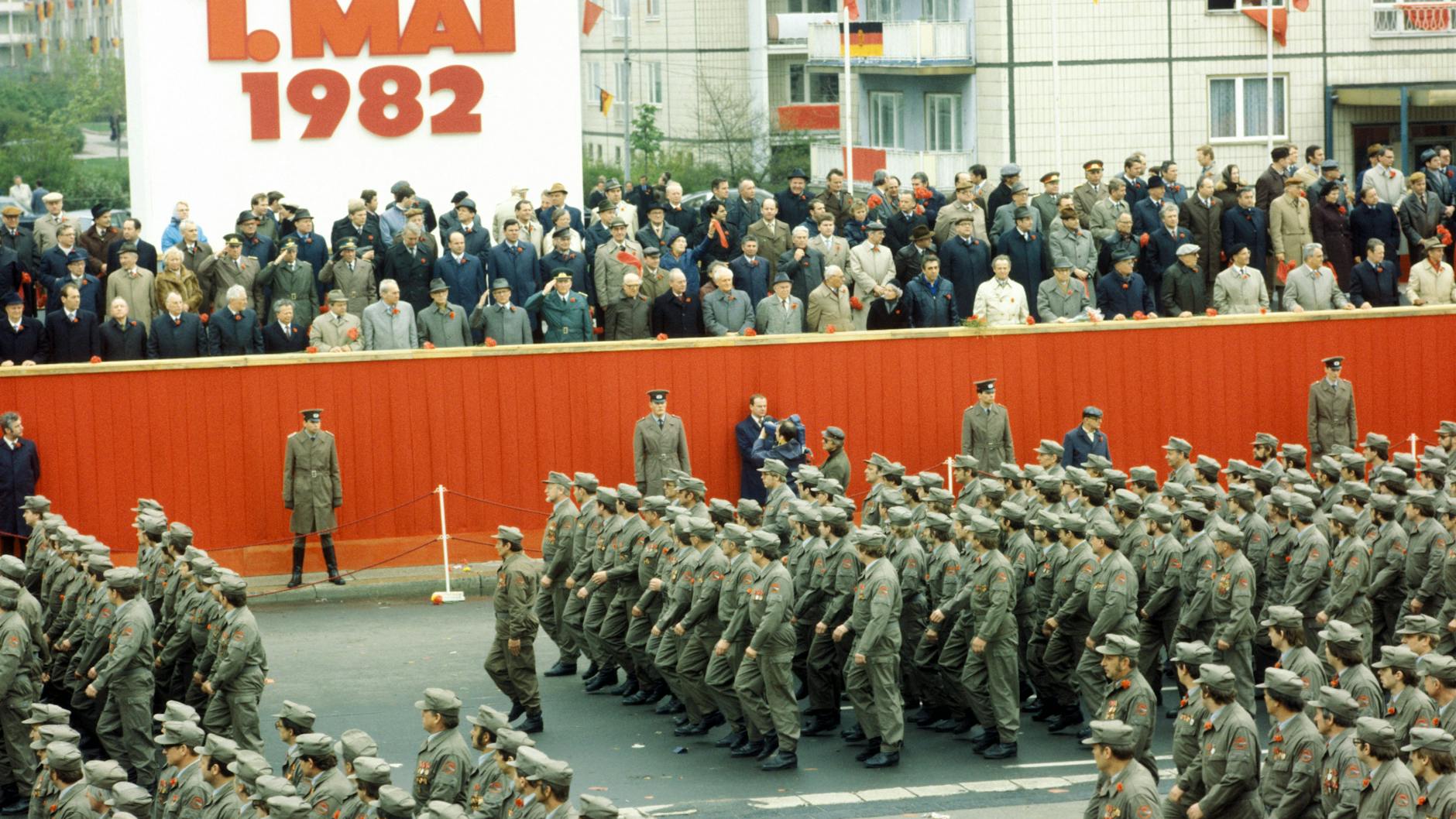 Jedes Jahr das gleiche Bild am 1. Mai: Auch die DDR-Kampftruppen paradierten an Erich Honecker vorbei.