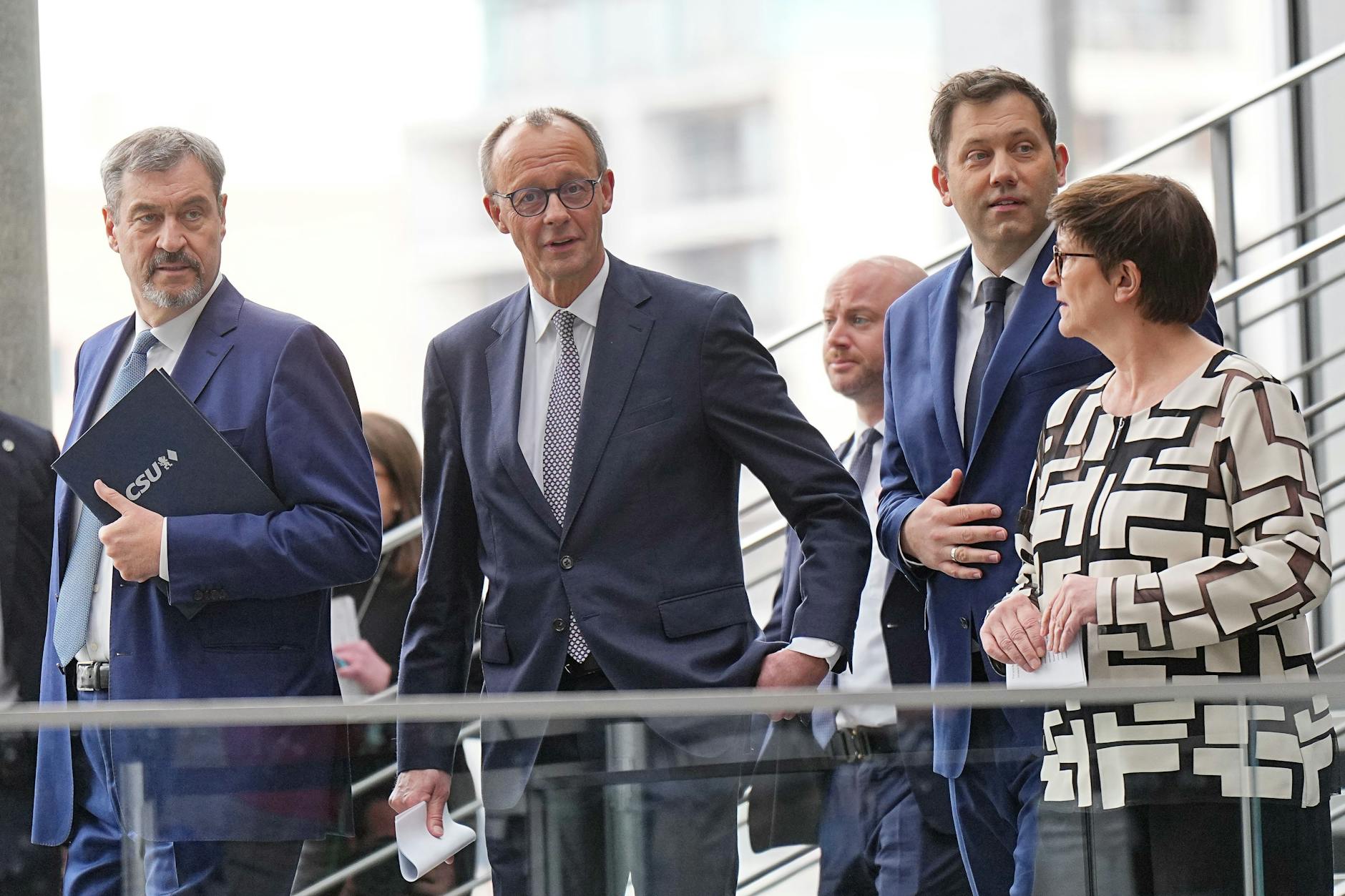 Markus Söder (v.l.n.r.), Ministerpräsident von Bayern und CSU-Vorsitzender, Friedrich Merz, Unions-Kanzlerkandidat und CDU-Bundesvorsitzender, Lars Klingbeil, SPD-Fraktions- und Bundesvorsitzender, und Saskia Esken, SPD-Bundesvorsitzende.