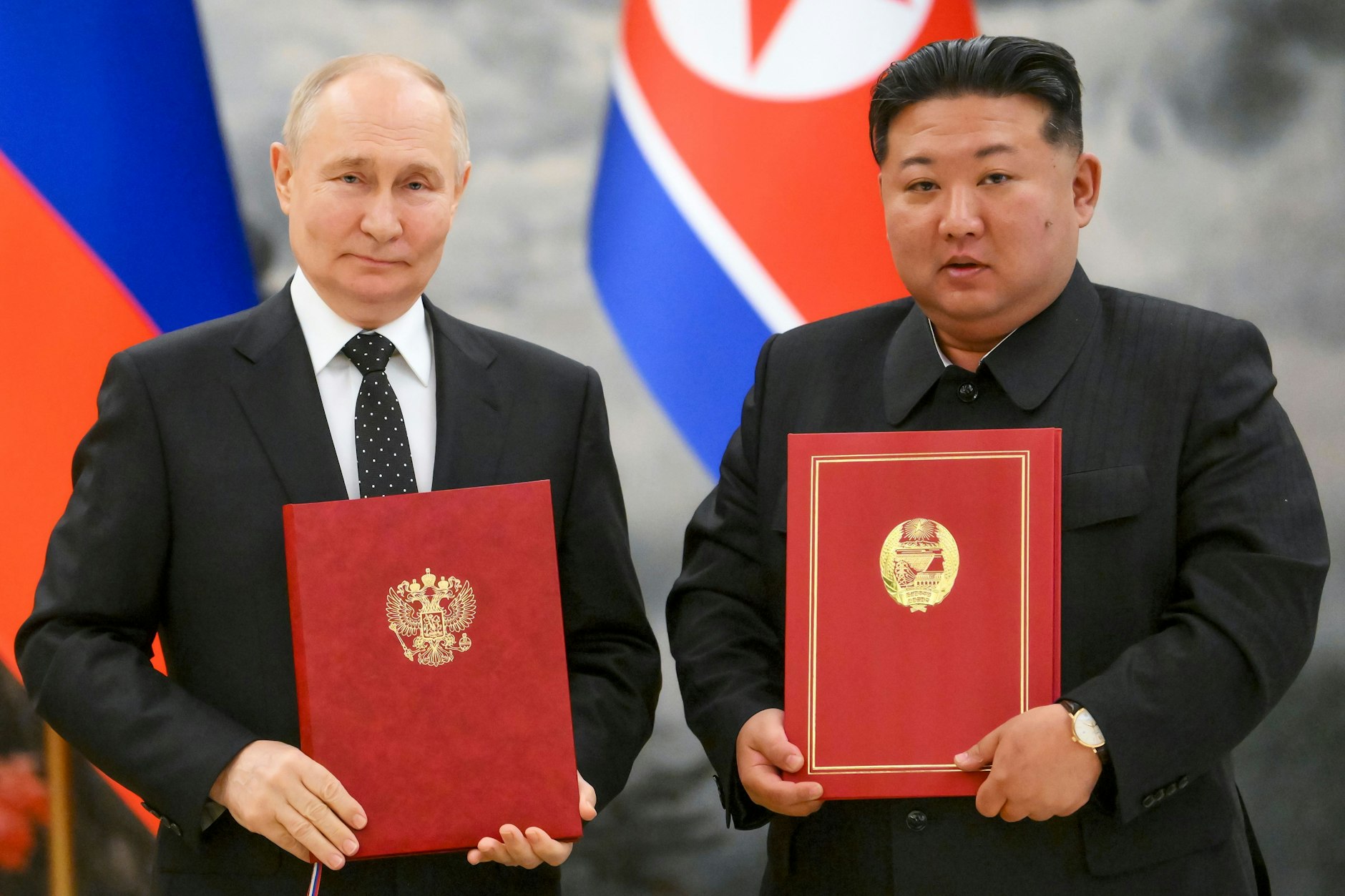 Der russische Präsident Wladimir Putin (l.) und der nordkoreanische Staatschef Kim Jong-un posieren für ein Foto während einer Unterzeichnungszeremonie.