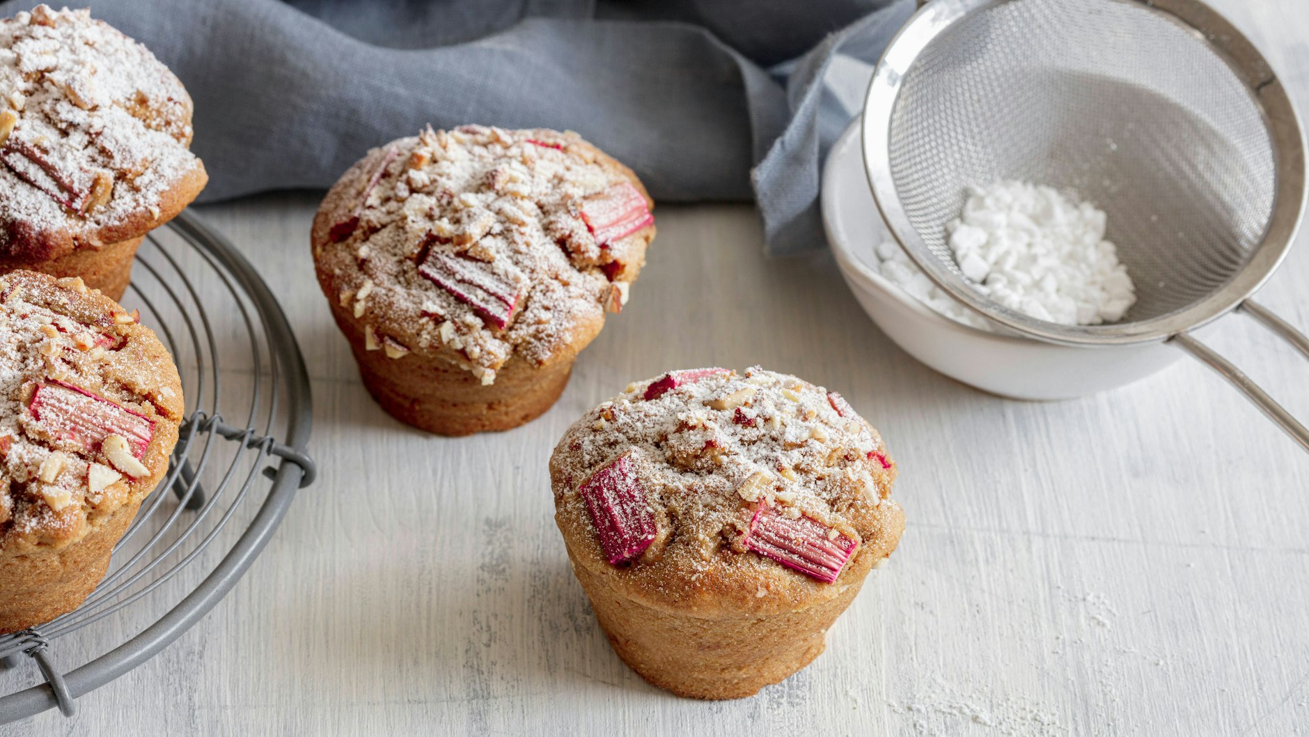 Vor dem Servieren die Rhabarber-Muffins mit etwas Puderzucker bestäuben.