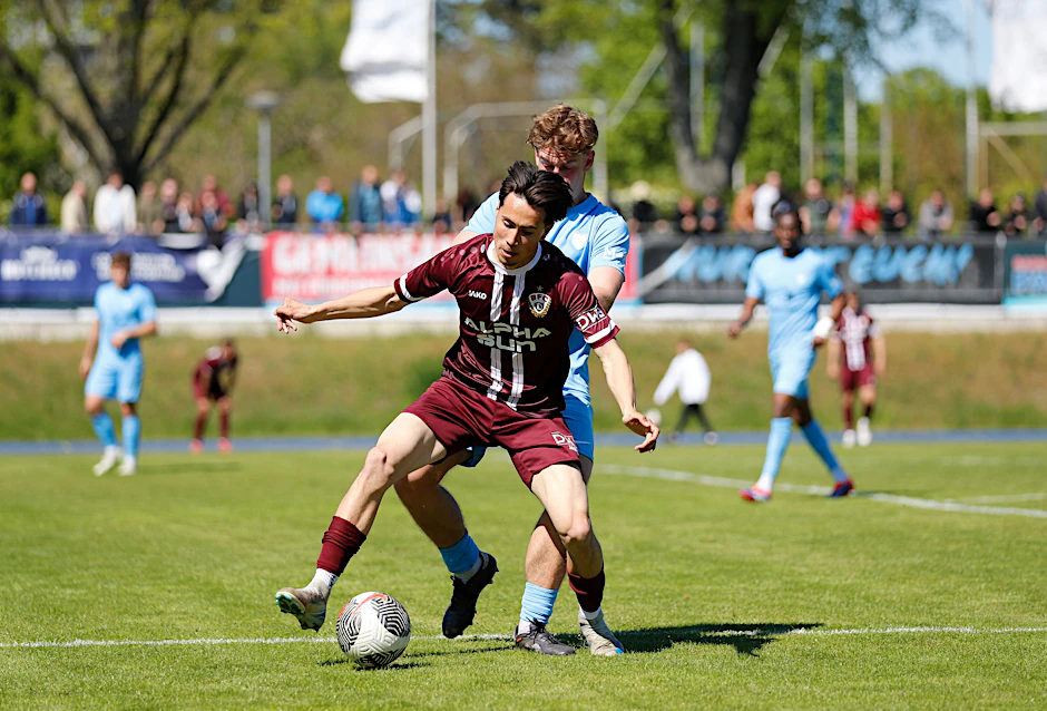 Lennard Wurster (v.) aus dem eigenen Nachwuchs gibt bei Viktoria sein Regionalliga-Debüt, er ist eine große Hoffnung des BFC Dynamo für die Zukunft.