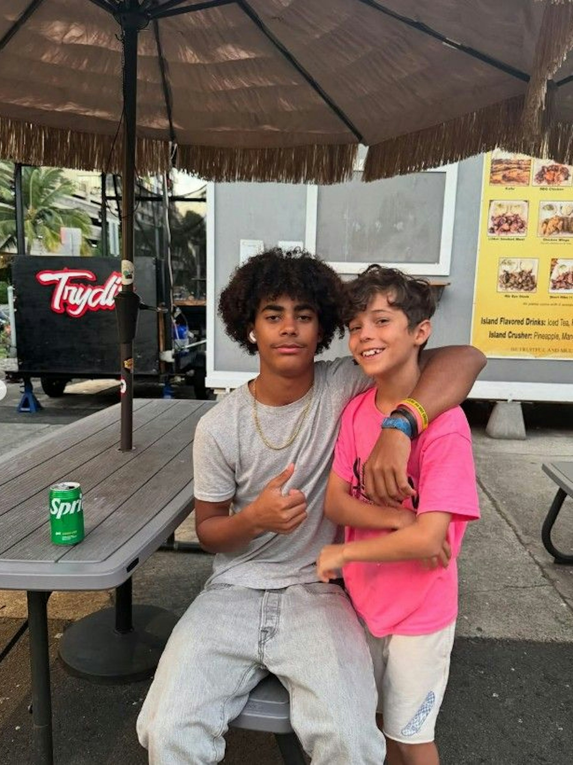 Sandy Möllings Söhne Jayden (16) und Noah (9) wanderten 2015 mit ihr in die USA aus.