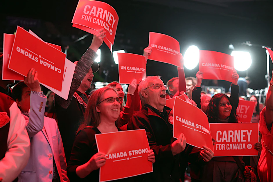 Anhänger des kanadischen Premierministers und Vorsitzenden der Liberalen Partei, Mark Carney, feiern während einer Wahlparty in Ottawa.