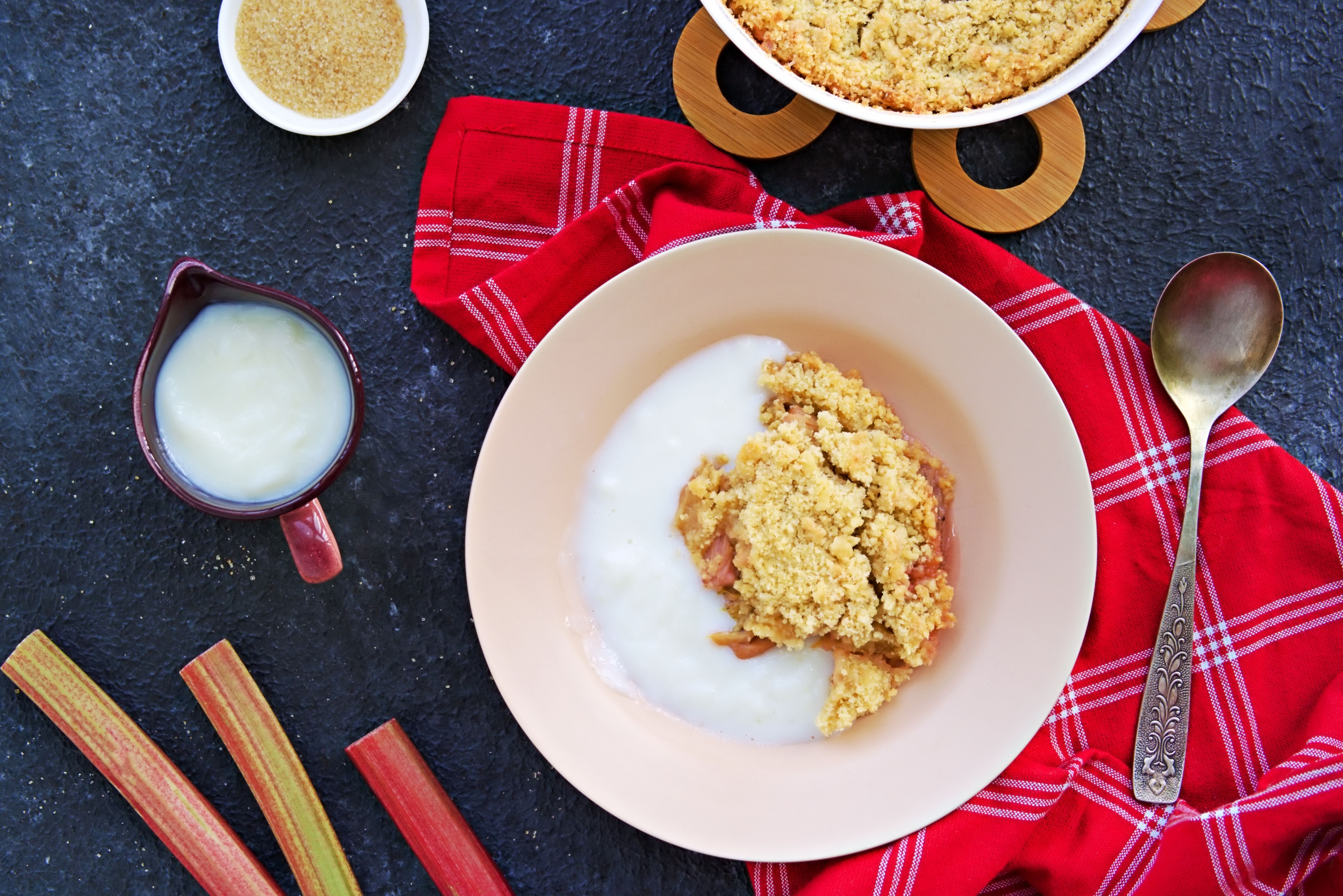 Rezept für leckeren Rhabarber Crumble – süßer Auflauf mit Streuseln