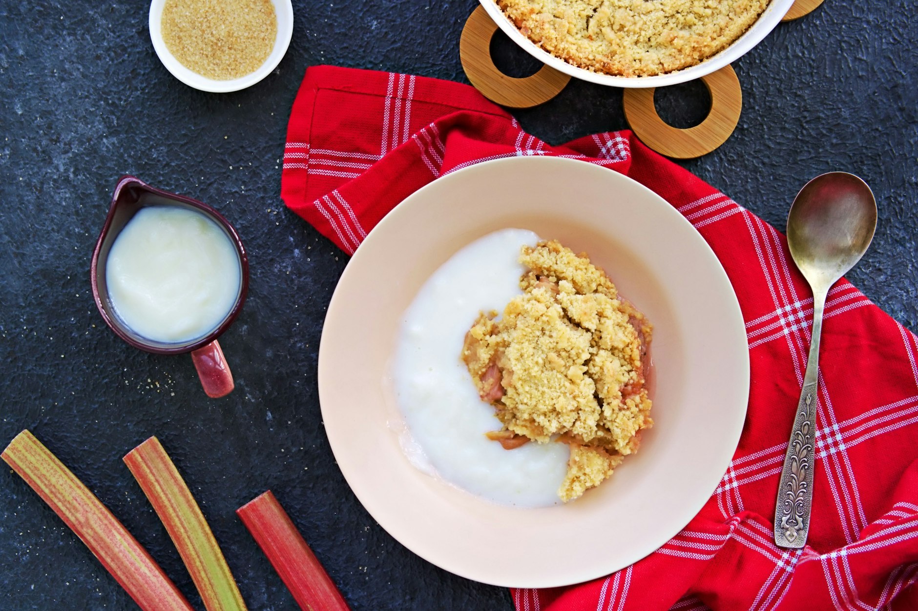 Einfach nur lecker! Rhabarber-Crumble aus frischem Rhabarber mit süßen Butter-Streuseln.