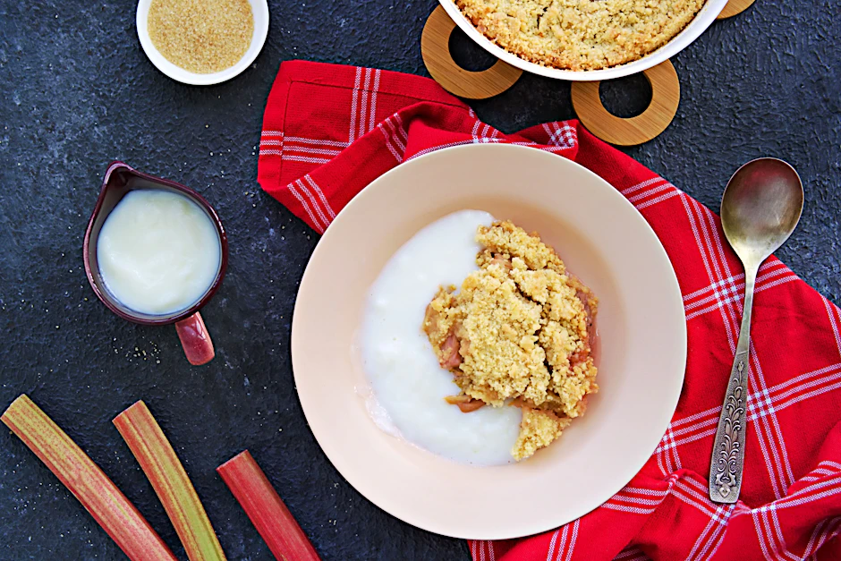 Einfach nur lecker! Rhabarber-Crumble aus frischem Rhabarber mit süßen Butter-Streuseln.