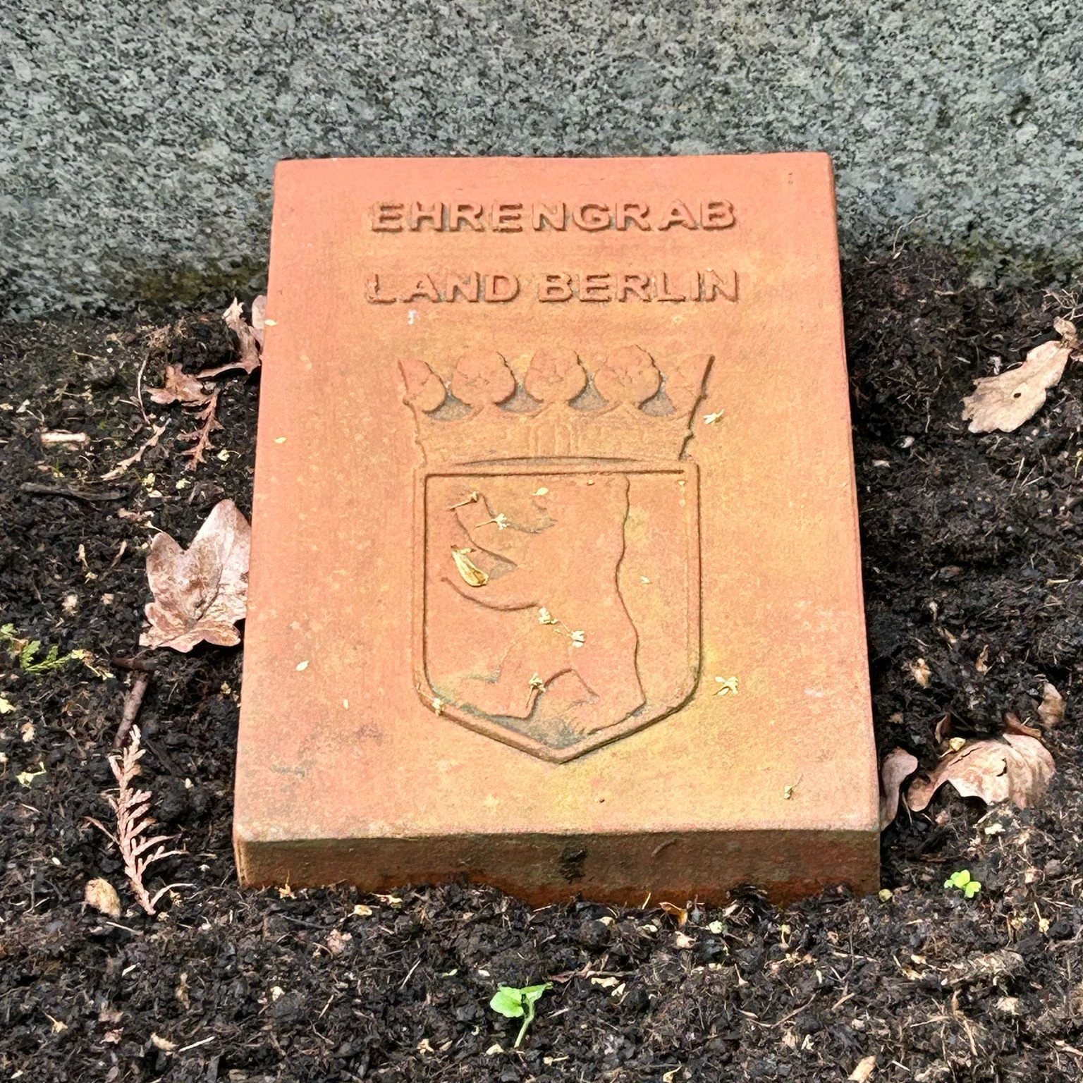 Der Stein, der die Ruhestätte von Hannes Hegen als Ehrengrab des Landes Berlin kennzeichnet.
