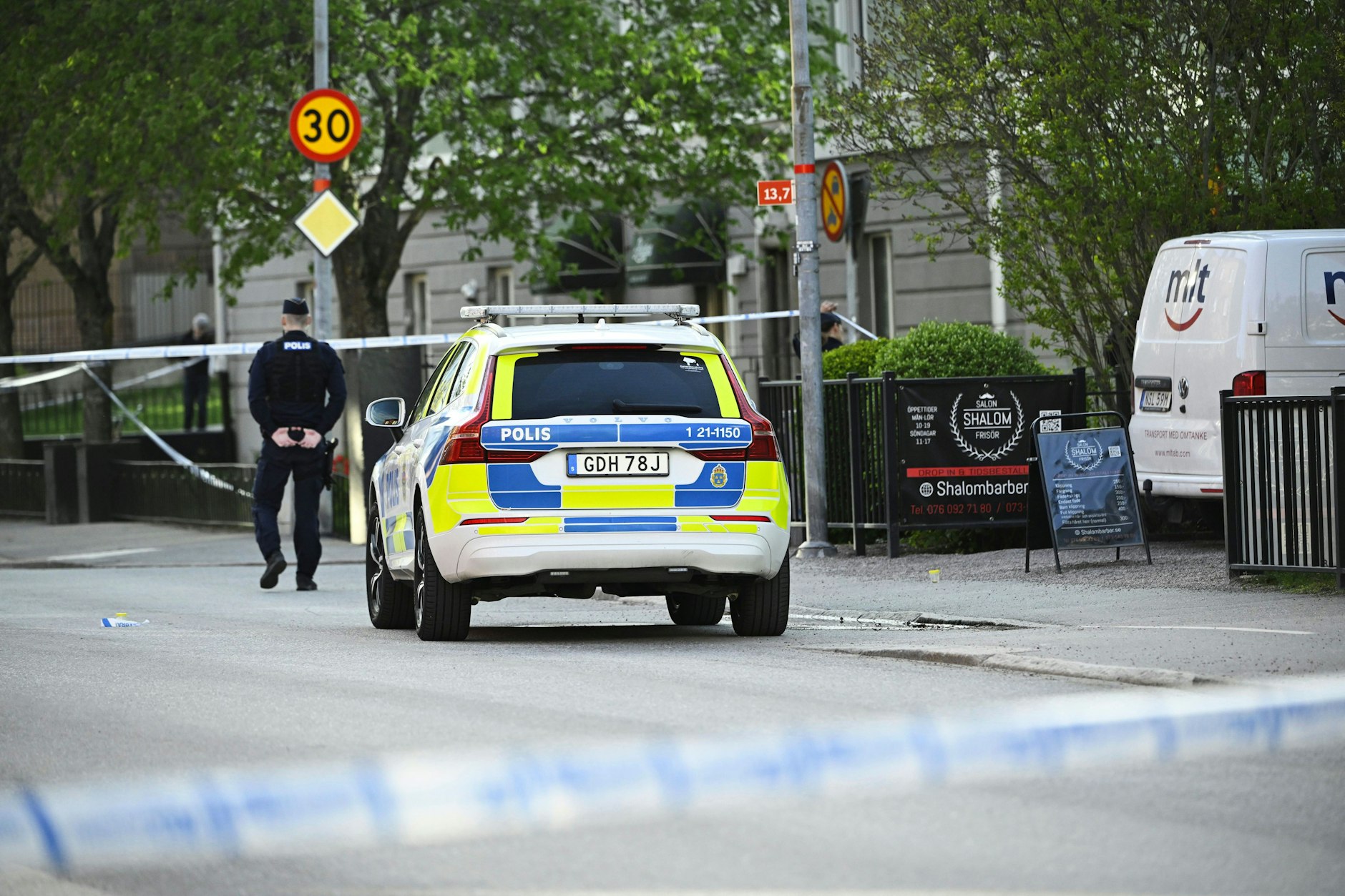 Ein Einsatzfahrzeug und ein Polizist stehen Einsatzort nach Schüssen am Vaksala-Platz im Zentrum von Uppsala in Schweden.
