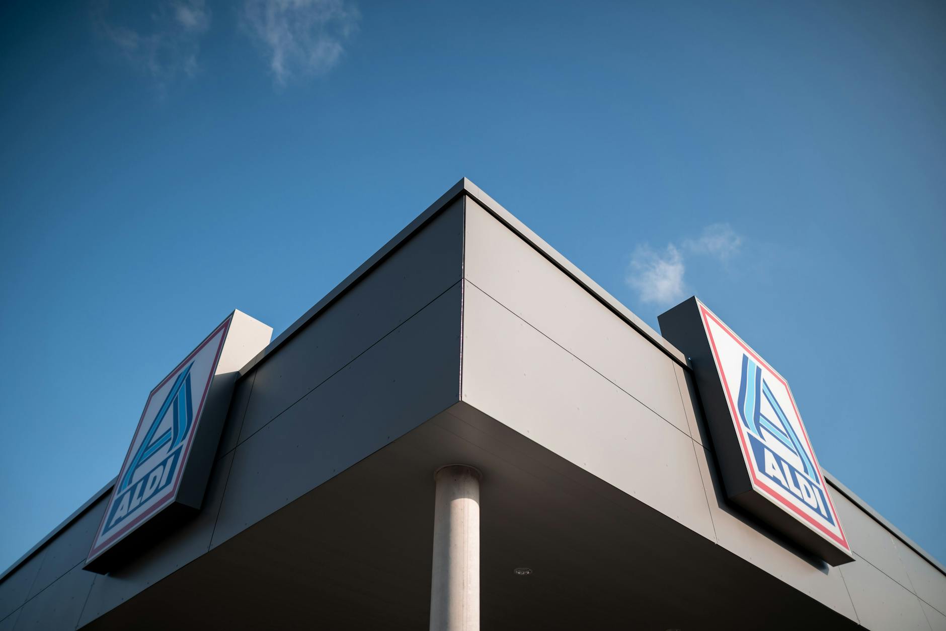 Ein Aldi-Kunde hat sich sein Wechselgeld genauer angesehen und eine ganz besondere 2-Euro-Münze entdeckt.