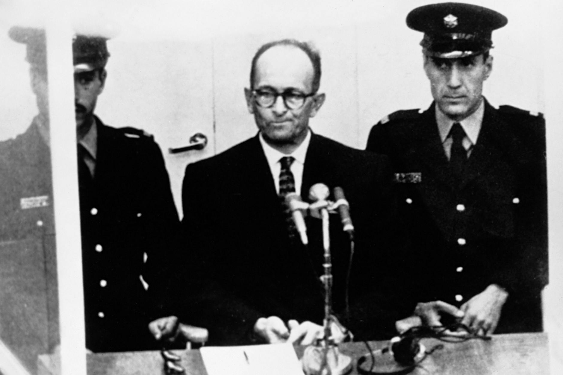 Adolf Eichmann lebte nach dem Zweiten Weltkrieg unter falschem Namen in Argentinien. 1960 wurde er vom israelischen Geheimdienst Mossad entführt und nach Israel gebracht.