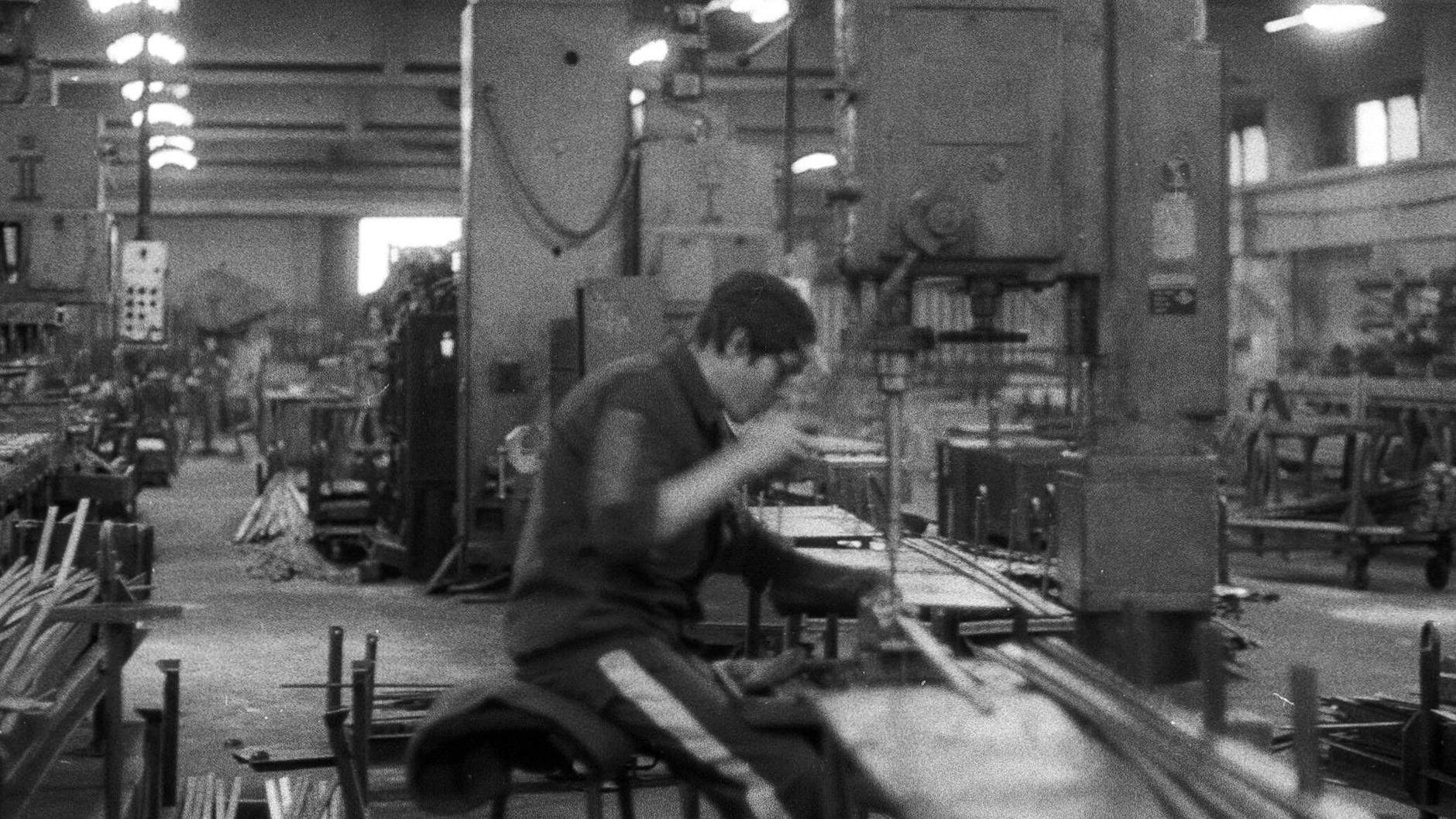 Eine Metallwerkstatt in einem DDR-Knast in Bautzen. So manche Teile wurden auch in Westprodukten verarbeitet.