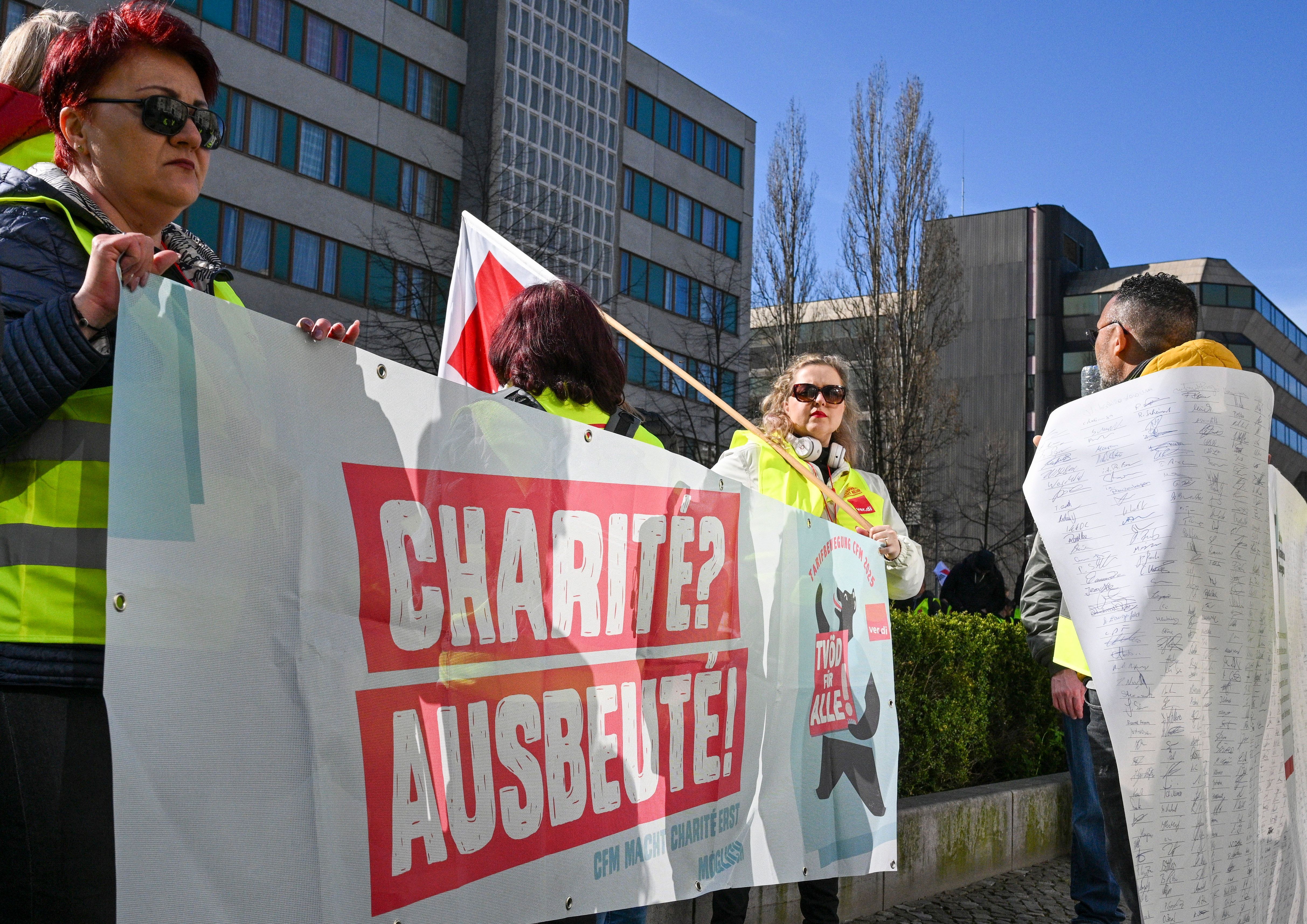 Inszenierter Eklat: Charité-Mitarbeiter machen Stunk gegen Kai Wegner