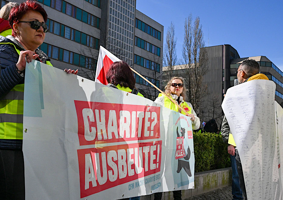 Seit Wochen demonstrieren Beschäftigte des Charité Facility Managements (CFM) vielerorts in Berlin. Sie wollen in den Tarifvertrag des öffentlichen Dienstes (TVöD) eingegliedert werden. Auch Streiks sind an der Tagesordnung.