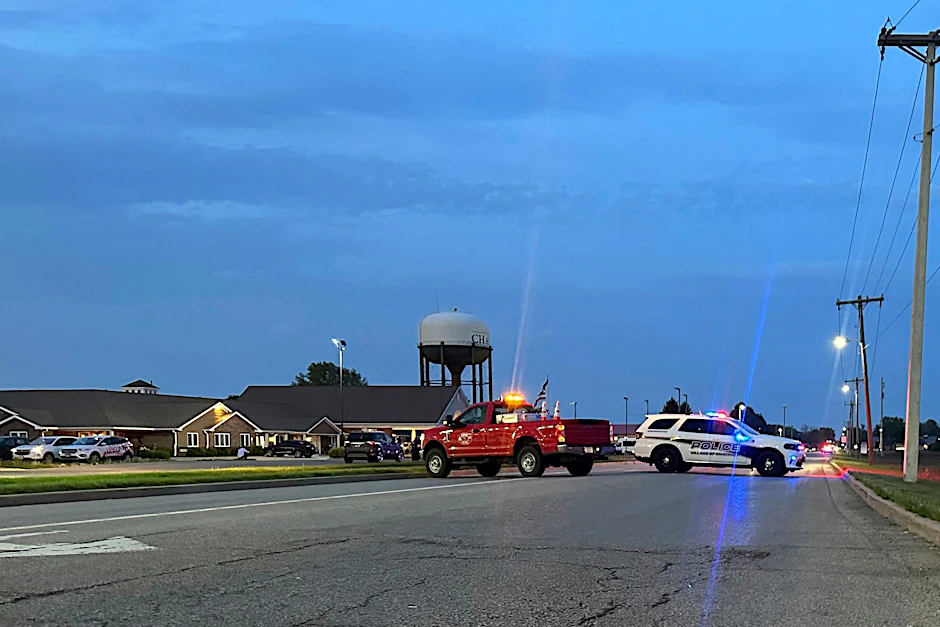 In Chatham, Illinois: Rettungsfahrzeuge blockieren eine Straße, die zu einem Schulgebäude führt, in das ein Auto gefahren wurde. Mehrere Menschen wurden dabei getötet und weitere verletzt.