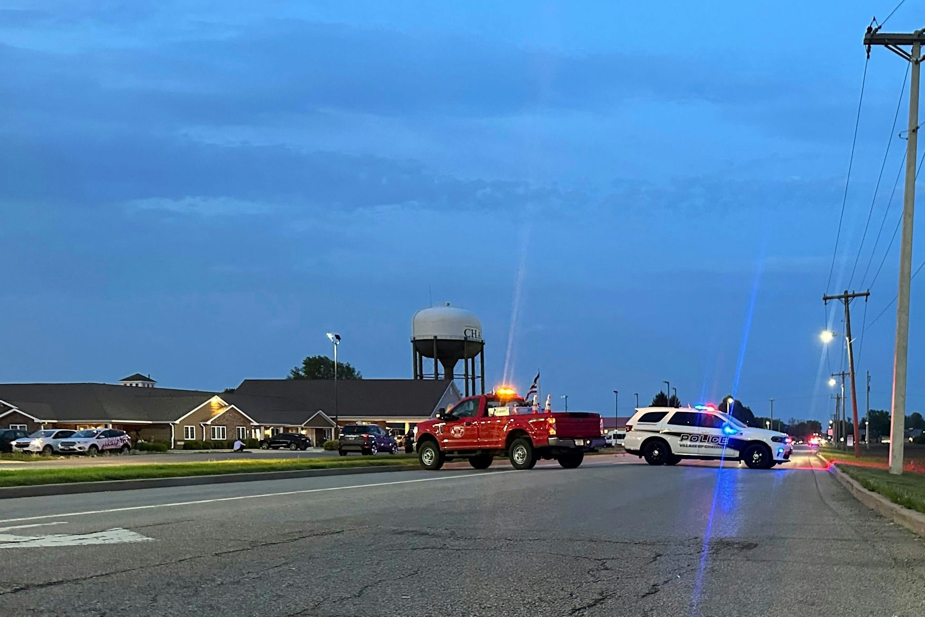 In Chatham, Illinois: Rettungsfahrzeuge blockieren eine Straße, die zu einem Schulgebäude führt, in das ein Auto gefahren wurde. Mehrere Menschen wurden dabei getötet und weitere verletzt.