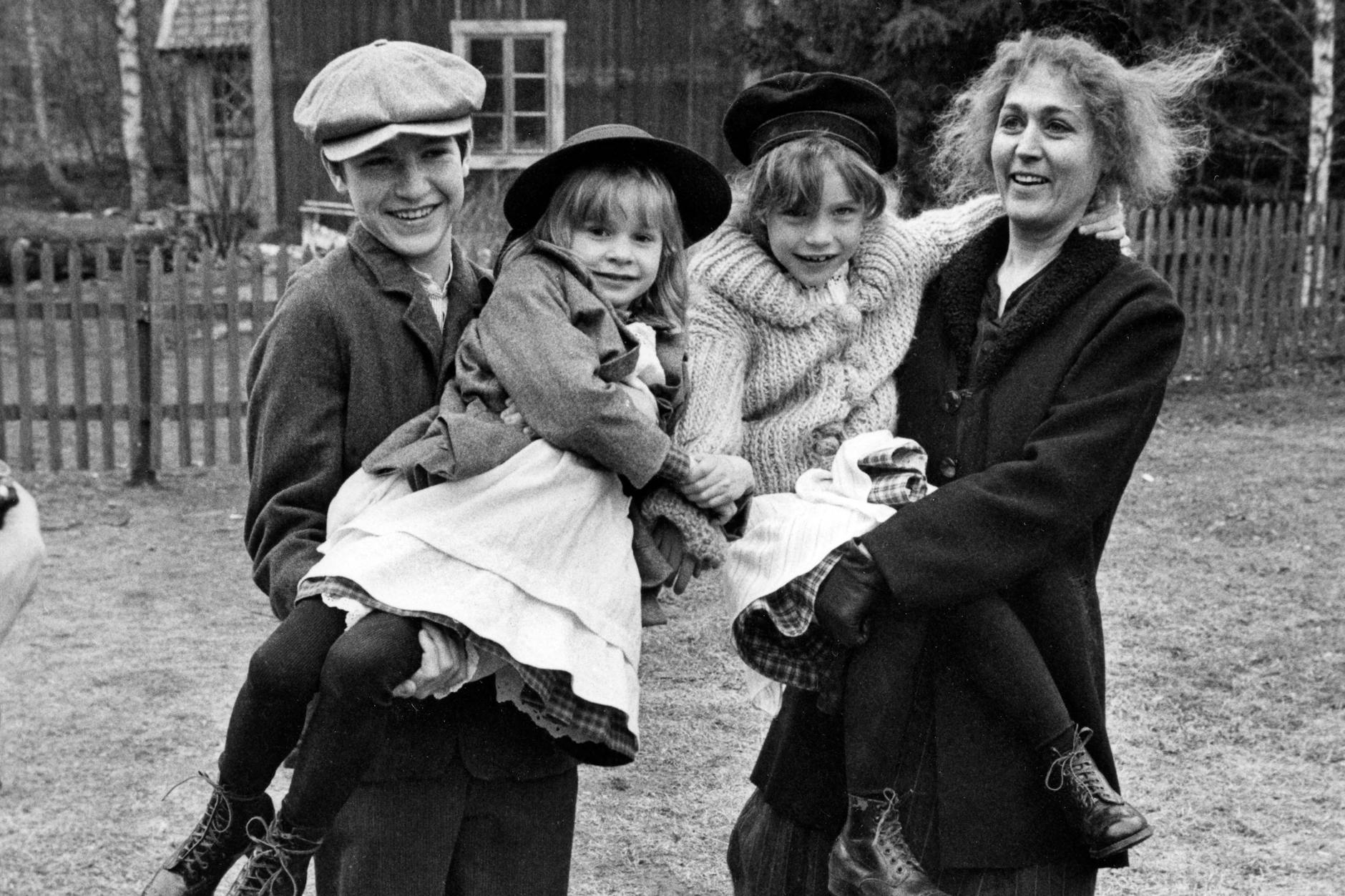 Die Schauspieler (v.l.) Sebastian Hakansson in der Rolle des Abbe, Liv Alsterlund in der Rolle der kleinen Schwester Lisbet, Jonna Liljendahl in der Rolle der Madita und Birgitta Andersson in der Rolle von Abbes Mutter Frau Nilsson, bei den Dreharbeiten zur Fernsehserie „Madita und Pim“ am 26. April 1978, Schweden
