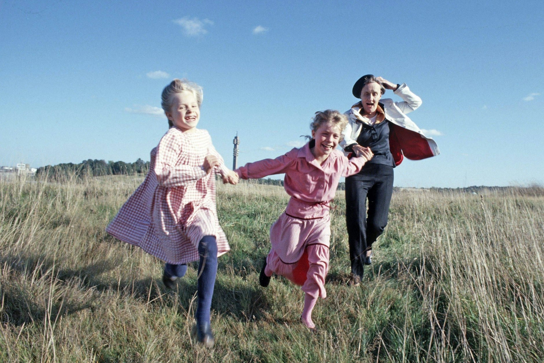 Die weltberühmte schwedische Autorin Astrid Lindgren (1907–2002) schuf unvergessliche Figuren wie Pippi Langstrumpf und die Kinder aus Bullerbü. Bis heute wurden über 167 Millionen ihrer Bücher verkauft. Auf dem Bild ist sie mit den Schauspielerinnen Jonna Liljendahl (Madita) und Liv Alsterlund (Lisabet) aus dem Film „Du är inte klok, Madicken“/„ Madita und Pim“ (1979) zu sehen.