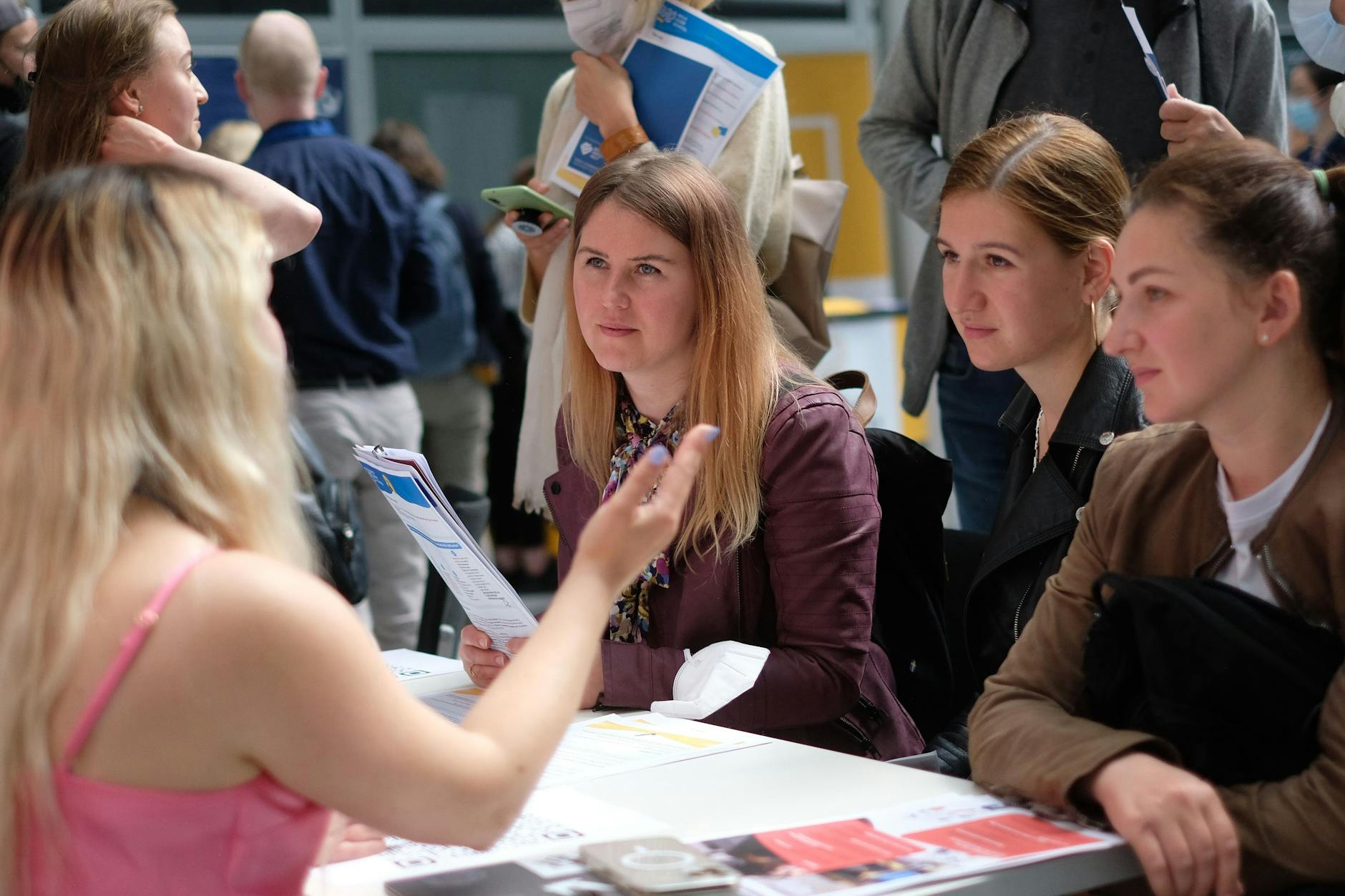 Freundlich sein, Deutsch lernen: Geflüchtete aus der Ukraine informieren sich auf Jobmessen wie hier im Ludwig-Erhard-Haus über ihre Berufschancen in Berlin.