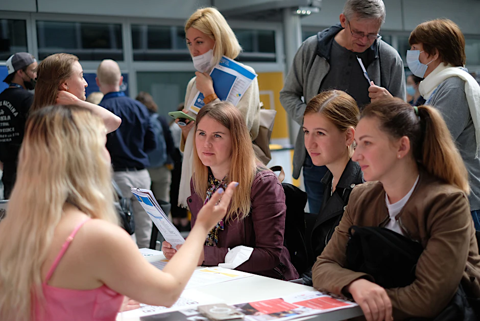Freundlich sein, Deutsch lernen: Geflüchtete aus der Ukraine informieren sich auf Jobmessen wie hier im Ludwig-Erhard-Haus über ihre Berufschancen in Berlin.
