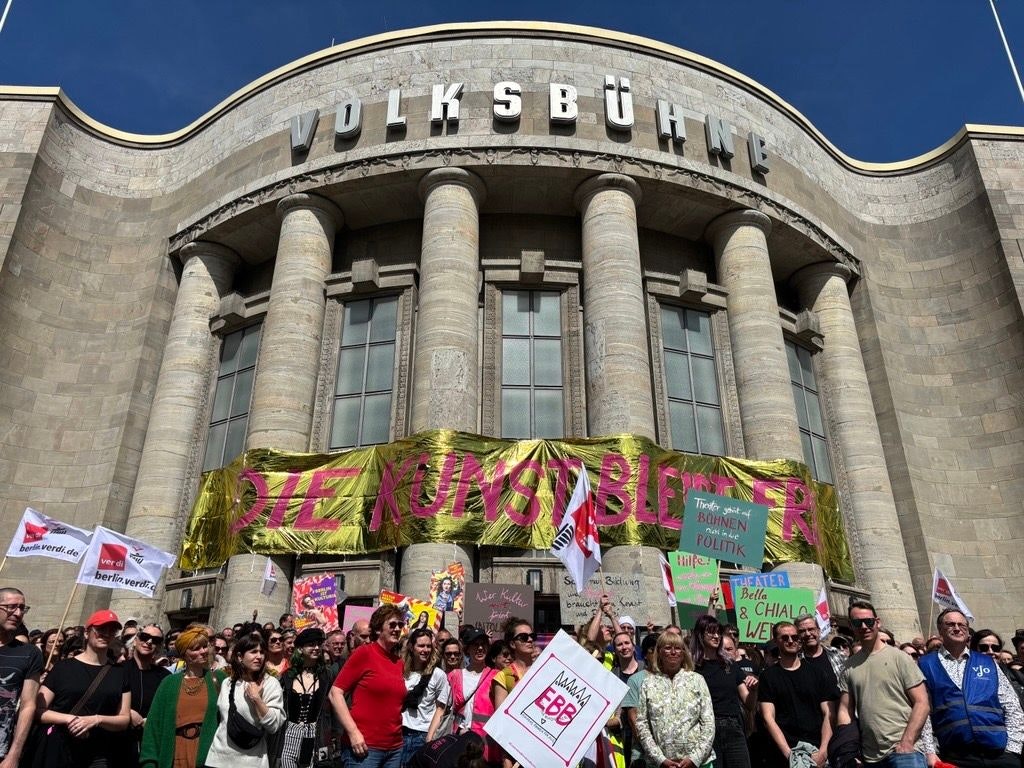 Şimdi Aşamaların Personel Konseyleri, Volksbühne'nin önünde bir demo ile sahnede