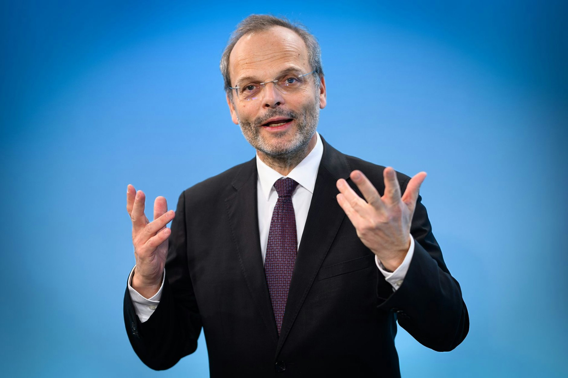 Felix Klein, Beauftragter der Bundesregierung für jüdisches Leben in Deutschland und den Kampf gegen Antisemitismus, hat am Dienstag die Kulturkneipe Bajszel besucht.