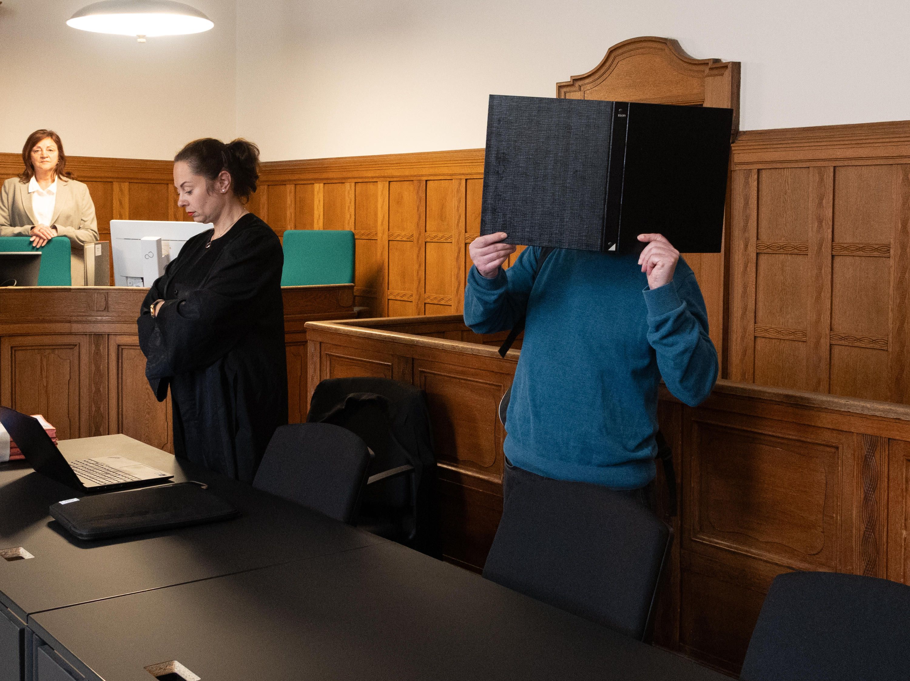 Missbrauchsvorwürfe in der S-Bahn-Szene: Polizisten, die eine Wohnung nur halb durchsuchen, und viele offene Fragen