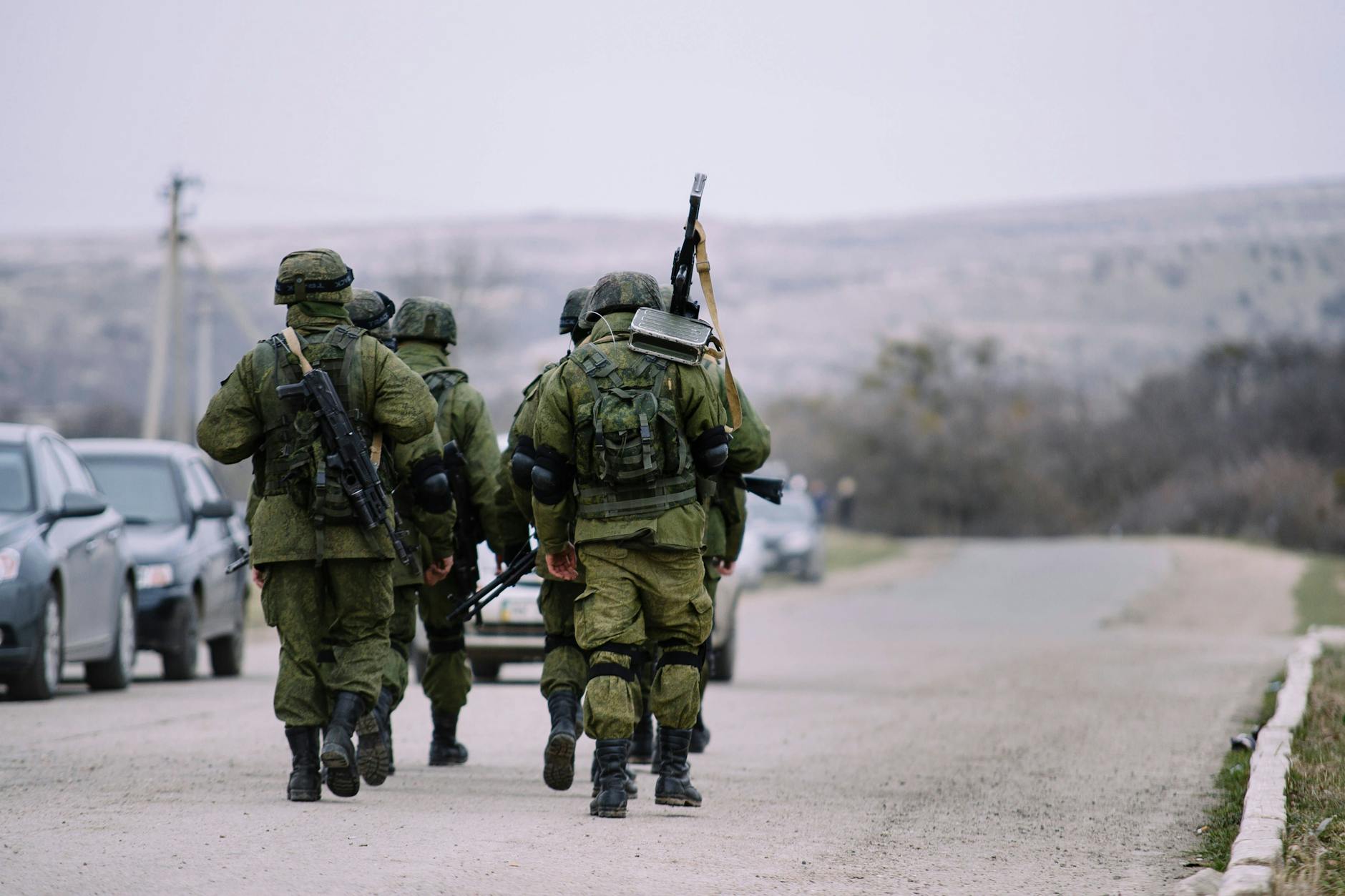 Russische Soldaten marschieren zurück in ihre Kaserne.
