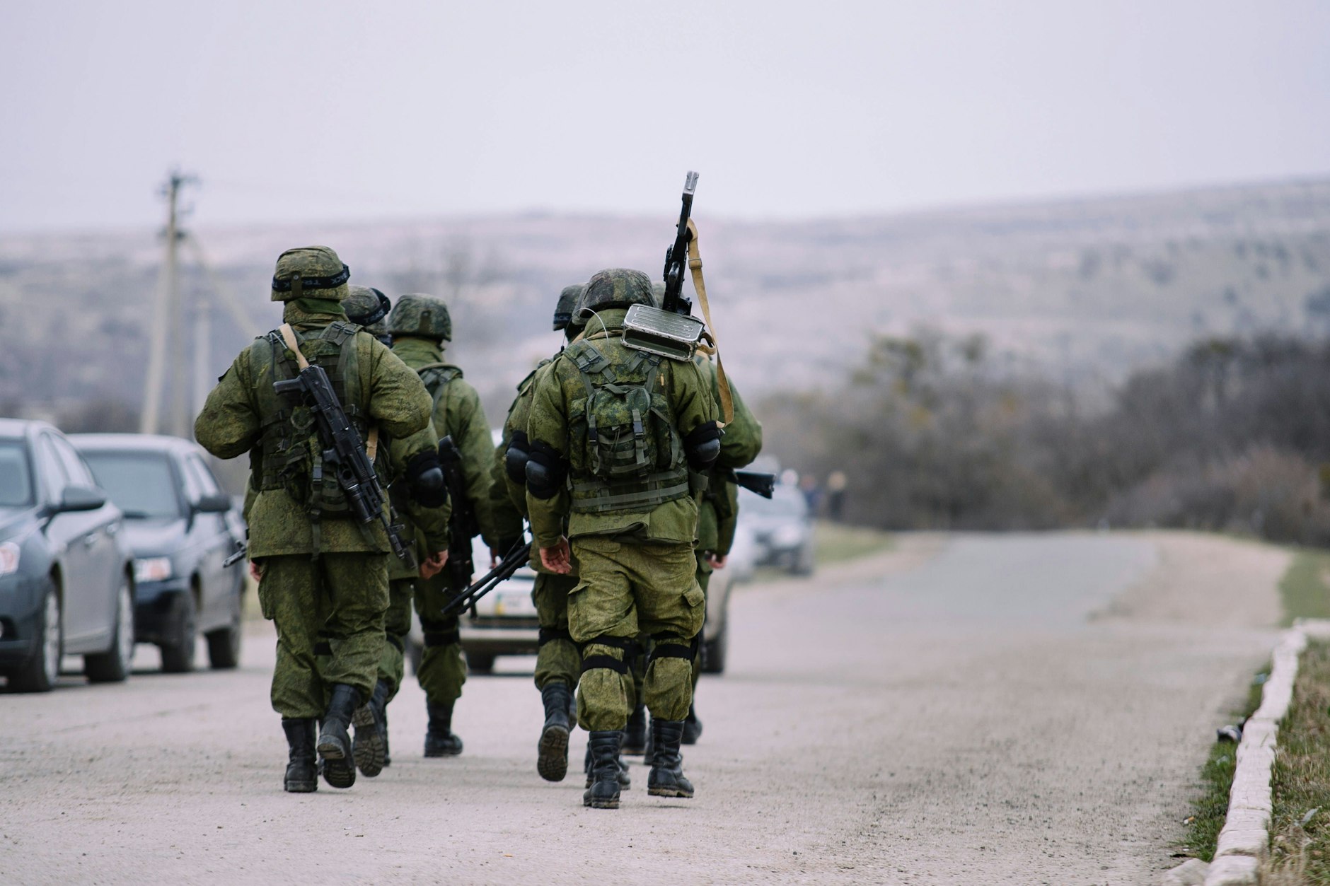 Russische Soldaten marschieren zurück in ihre Kaserne.