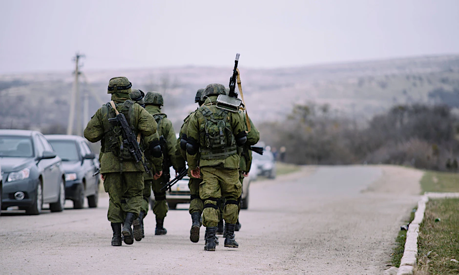 Russische Soldaten marschieren zurück in ihre Kaserne.