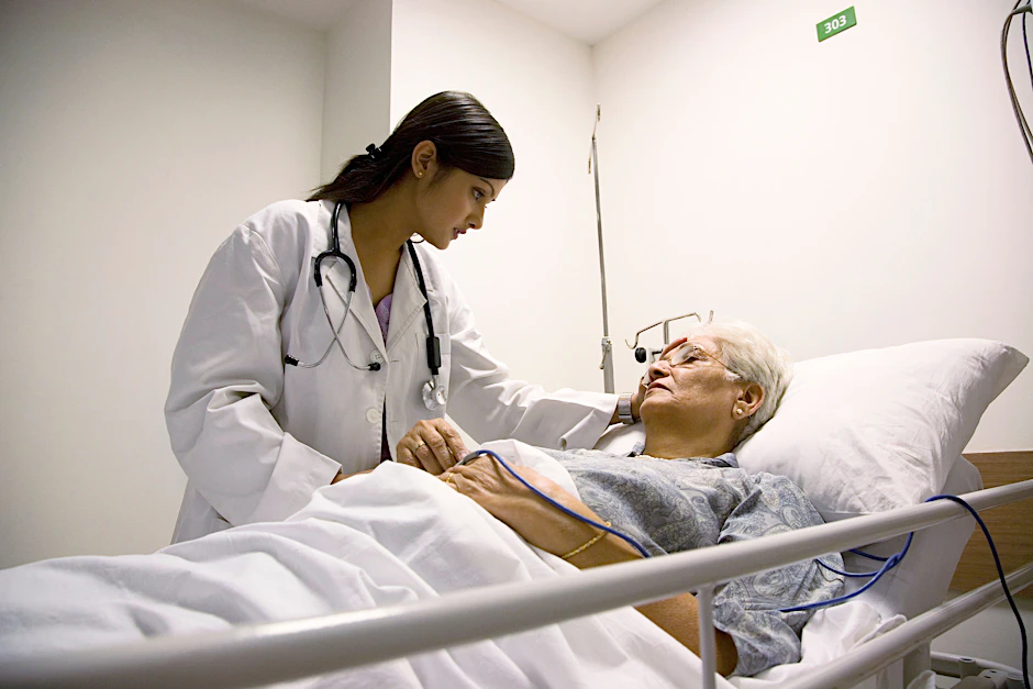 Eine Ärztin kümmert sich um eine hochbetagte Patientin.