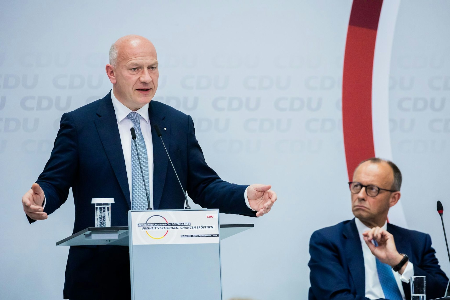 Keine Liebesbeziehung: Berlins Regierender Bürgermeister Kai Wegner (CDU, l) mit Friedrich Merz bei einem Termin im&nbsp; Konrad-Adenauer-Haus.