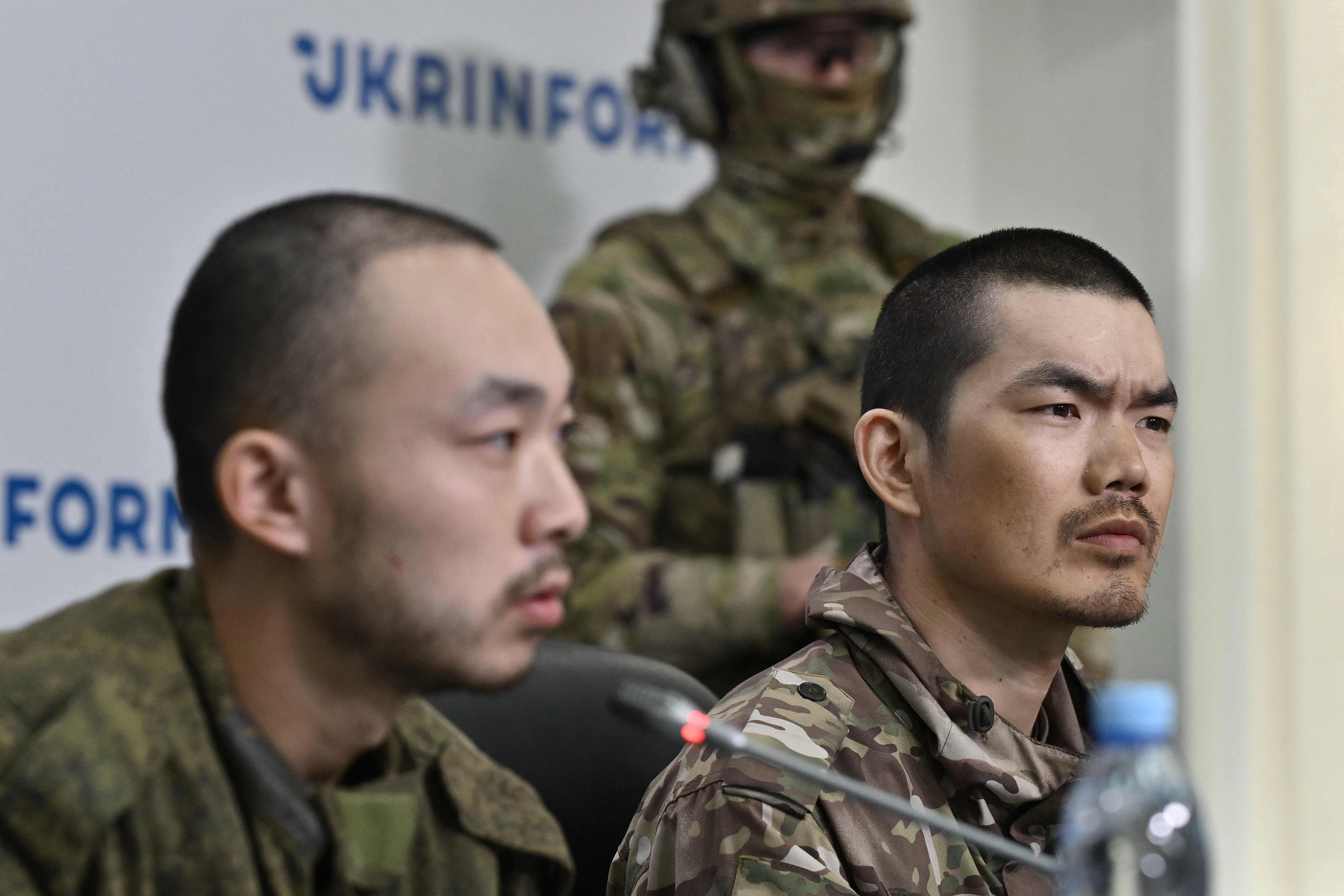 Die beiden chinesischen Ukraine-Gefangenen Zhang Renbo (links) und Wang Guangjung (rechts) werden in einer Pressekonferenz zu ihrer Zeit in der russischen Armee befragt.