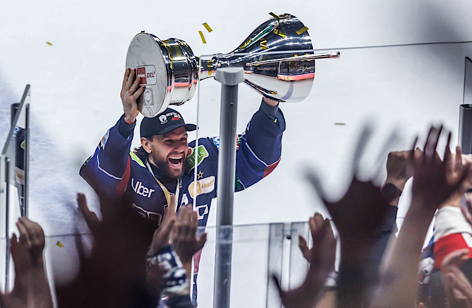 Stürmer Zach Boychuk wird zum vierten Mal mit den Eisbären Meister, feiert den Titel ausgelassen vor der Fankurve.