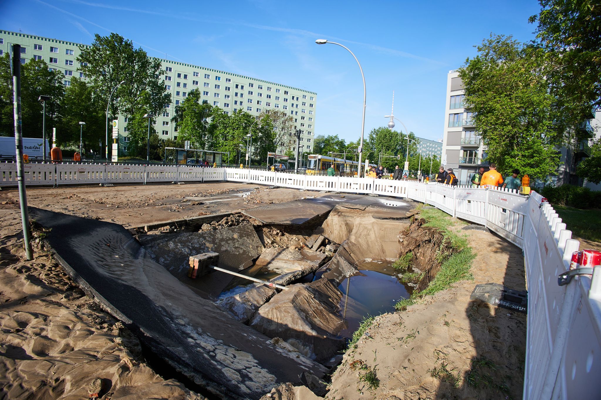 Image - Update! Mega-Wasserrohrbruch +++ Mollstraße in Berlin-Mitte mehrere Monate dicht