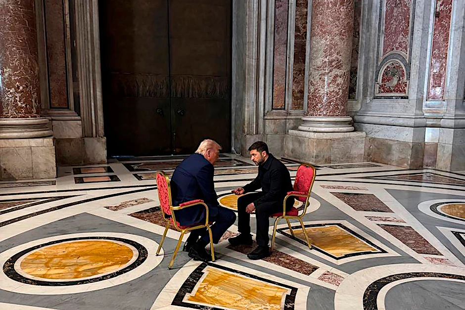 Der ukrainische Präsident Wolodymyr Selenskyj (r) und US-Präsident Donald Trump unterhalten sich am Tag der Beerdigung von Papst Franziskus im Vatikan.