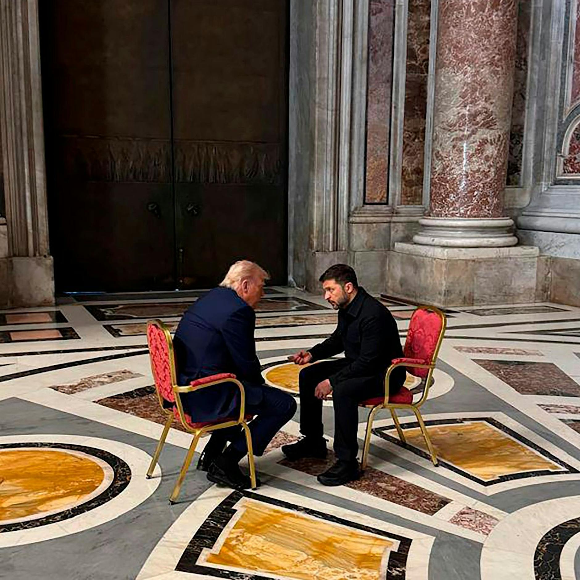 Ukraine-Krieg: Das besprachen Donald Trump und Wolodymyr Selenskyj bei der Beerdigung von Papst Franziskus